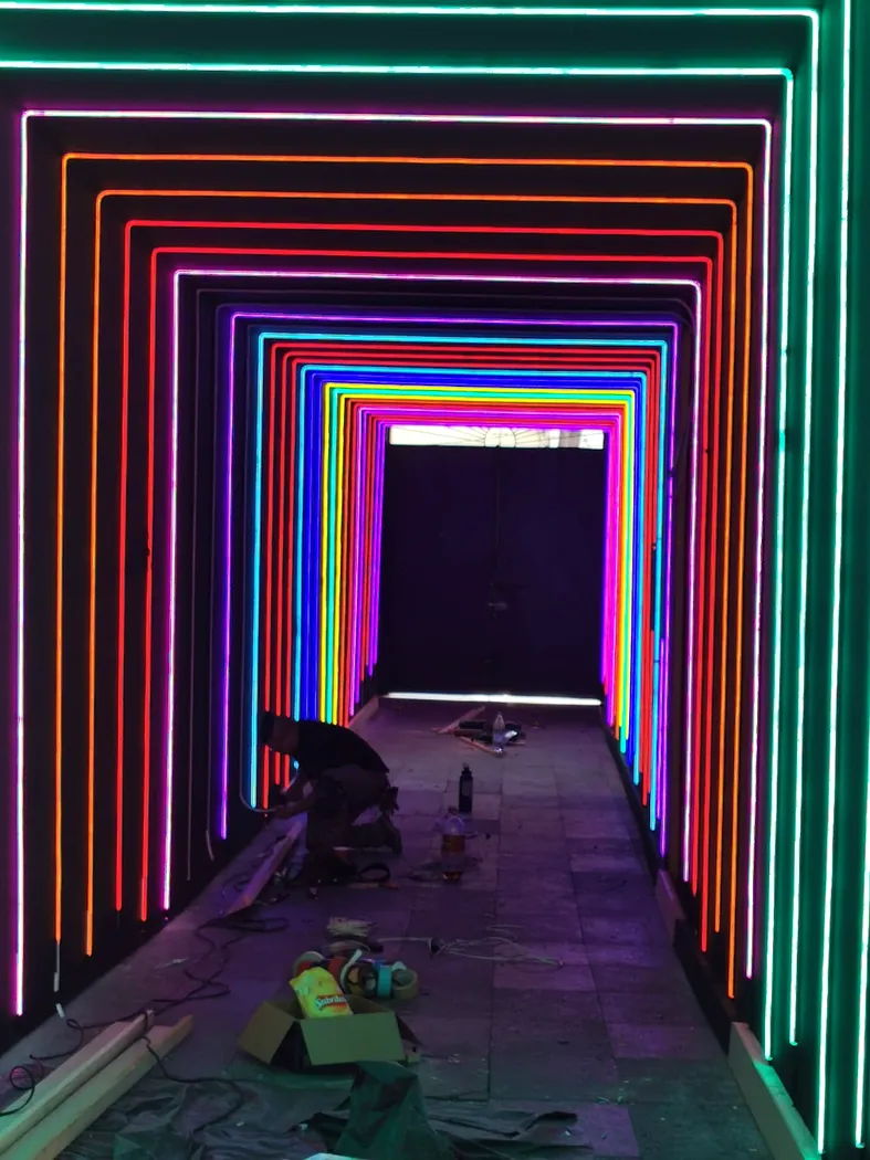 Túnel iluminado para experiencia inmersiva