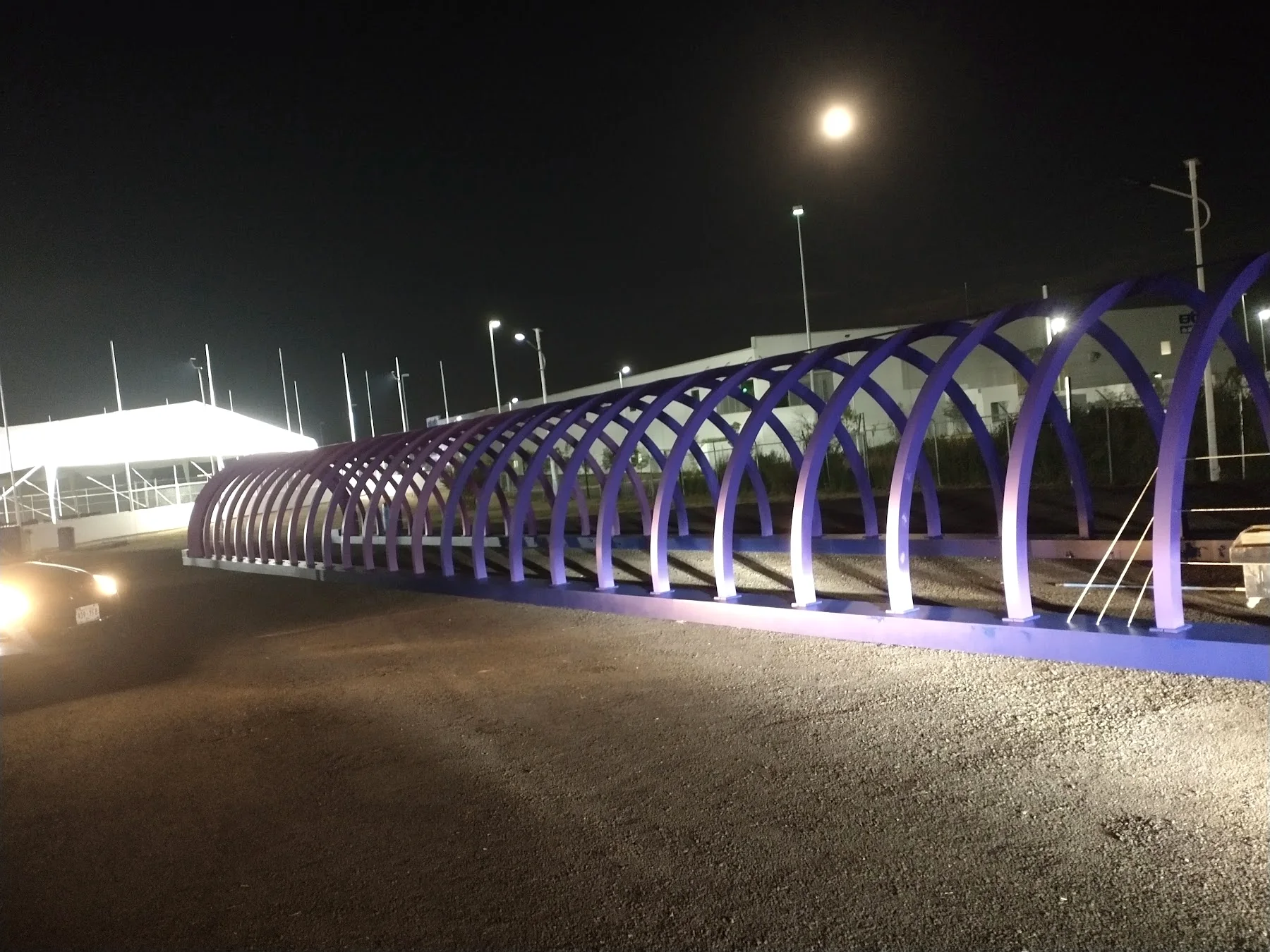Puente iluminado para recorrido de marca