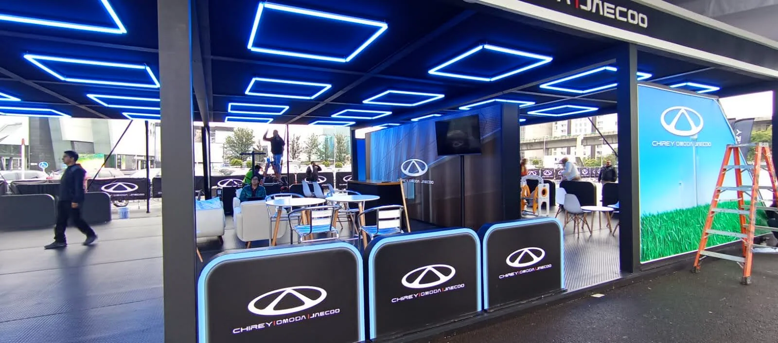 Lounge automotriz con estructura LED