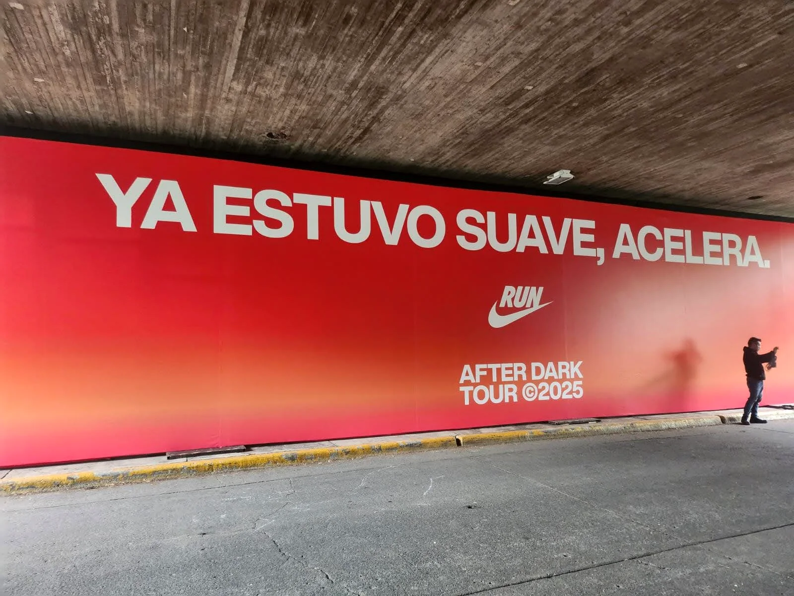 Activación roja con letras monumentales